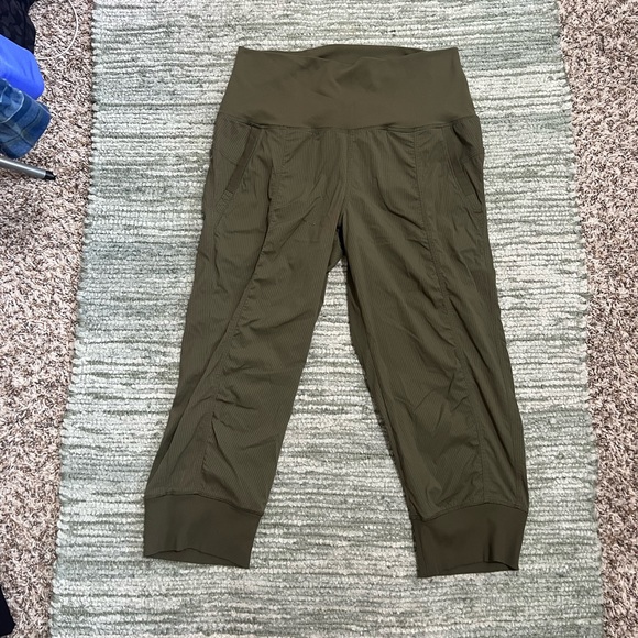 lululemon athletica Pants - Lululemon capri pants - 8